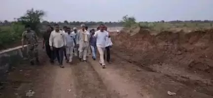 बाबई: माखन नगर के ग्राम गुडला में नर्मदा नदी पर घाट निर्माण कार्य का विधायक ने किया निरीक्षण