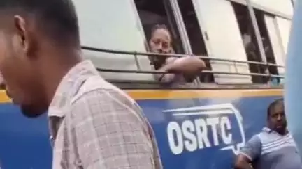 ସୋନପୁର: ସରକାରୀ ବସ କଣ୍ଡକ୍ଟର ଙ୍କ ଦାଦାଗିରି ସଦର ବସଷ୍ଟାଣ୍ଡ ରେ ଘେରିଲେ ସ୍ଥାନୀୟ ଲୋକେ