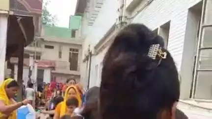 खुर्जा: जेवर अड्डे के निकट डाकघर में आधार कार्ड फॉर्म पुलिस की मौजूदगी में किए गए वितरित