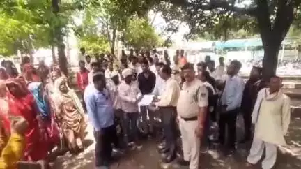 नरसिंहपुर: बांध निर्माण में विस्थापित बिजोरीग्रामीणों ने की जमीन के बदले जमीन की मांग कलेक्ट्रेट में SDM को सौपा ज्ञापन#jansamasya