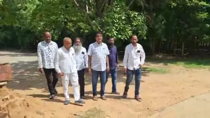 ସୋନପୁର: ମୁଖ୍ୟମନ୍ତ୍ରୀଙ୍କୁ ଭେଟିବା ପାଇଁ ଜିଲ୍ଲାପାଳଙ୍କ କାର୍ଯ୍ୟାଳୟରେ ଜିଲ୍ଲାପାଳଙ୍କ ଦୃଷ୍ଟି ଆକର୍ଷଣ କଲେ ଆଲୁମୁନୀ ଏସୋସିଏସନ ସଦସ୍ୟ।