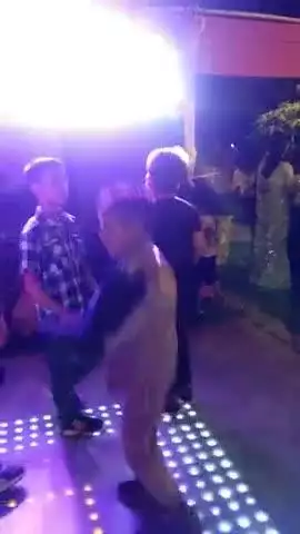 शादी  समारोह   में  DJ  पर  थिरकता  बच्चा , बेहद  खूबसूरत  दृश्य