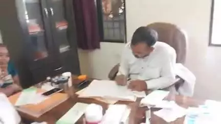 प्राथमिक स्वास्थ्य केंद्र दतान में दिखा चहल-पहल लोग करा रहे हैं अपनी इलाज 25 बच्चों का टीकाकरण सहीत हो रही है गर्भवती जा