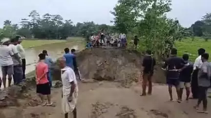 উত্তৰ লক্ষীমপুৰ: ১ নং আমতলাত আলফা মথাউৰি এটা অংশ কাটি ৯ গাঁৱত আৱদ্ধ হৈ থকা পানী নিষ্কাশনৰ চেষ্টা জলসম্পদ বিভাগৰ