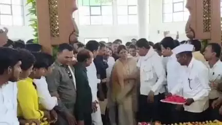 परळी: लोकनेते गोपीनाथ मुंडे स्मृतिदिनानिमित्त गोपीनाथ गडावर मंत्री पंकजा मुंडे सह हजारो कार्यकर्त्यांनी केले अभिवादन