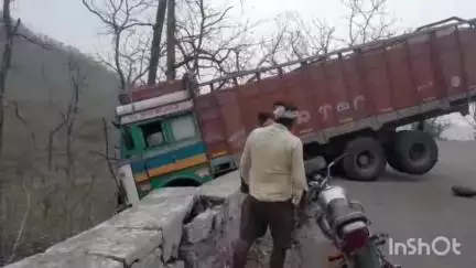 अजयगढ़: सिंहपुर घाटी में अनियंत्रित होकर घाटी से गिरा ट्रक, पेड़ों के कारण खाई में लटका
