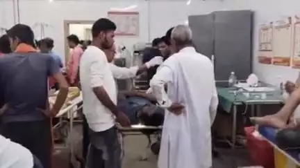 चंदौली: नेगुरा के समीप ट्रैक्टर की टक्कर से बाइक सवार युवक खाई में गिरा, हालत नाजुक