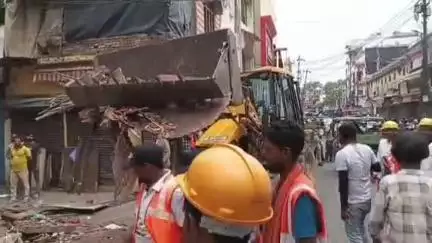 मुरादाबाद: सदर कोतवाली के सामने नगर निगम द्वारा अवैध अतिक्रमण पर चलाया गया बुलडोजर