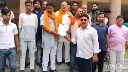 बांदा: कलेक्ट्रेट पहुंचकर VHP के लोगों ने DM को ज्ञापन दिया, जानवरों के परिवहन में क्षमता से अधिक न भरने की मांग की