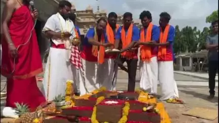 ಬಸವನ ಬಾಗೇವಾಡಿ: ಆರ್ ಸಿ ಬಿ ತಂಡದ ಗೆಲುವಿಗಾಗಿ ಪಟ್ಟಣದ ಮೂಲನಂದಿ ದೇವಸ್ಥಾನದಲ್ಲಿ ಅಭಿಮಾನಿಗಳಿಂದ ವಿಶೇಷ ಪೂಜೆ