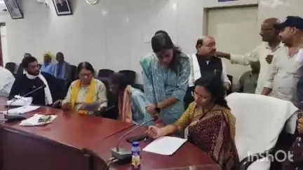 रायसेन: जनसुनवाई में एडीएम ने नागरिकों की समस्याओं का किया निराकरण