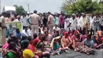 గజ్వేల్: భూమి ట్రిపుల్ఆర్ లో పోతుందన్న ఆవేదనతో మృతి చెందాడని ఆడపిల్లలతో నరసన్నపేటలో కుటుబీకులు,గ్రామస్తుల ధర్నా