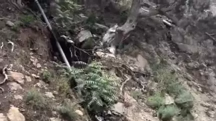 कल्पा: किन्नौर के पोवारी समीप पहाड़ों से गिरा पानी NH-5 पर फैला, वाहनों की आवाजाही में हो रही परेशानी