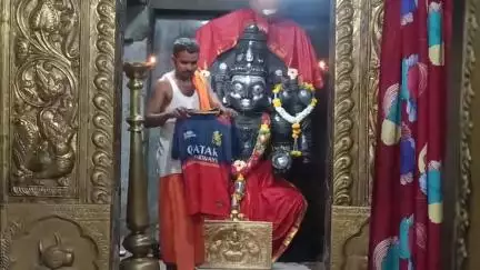 ಕಂಪ್ಲಿ: ಆರ್‌ಸಿಬಿ ಗೆಲುವಿಗೆ ಪಟ್ಟಣದ ಸೋಮೇಶ್ವರ ದೇವಸ್ಥಾನದಲ್ಲಿ ಅಭಿಮಾನಿಗಳ ವಿಶೇಷ ಪೂಜೆ