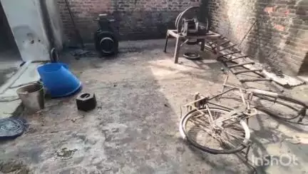 धामपुर: नहटौर के गांव अमीनाबाद में विद्युत ट्रांसफार्मर आग लगने से फटा, जला घर का सामान व झुलसा मवेशी
