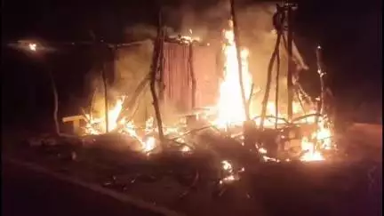 गरौठा: गुरसरांय थाना क्षेत्र में फुटपाथ किनारे एक दुकान में लगी भीषण आग, वीडियो सोशल मीडिया पर हुआ वायरल