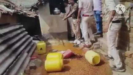 রঘুনাথপুর ২: রঘুনাথপুর 2 ব্লকের একাধিক গ্রামে অভিযান চালিয়ে 80 লিটার চোলাই মদ ও 420 লিটার মদ তৈরির উপকরণ বাজেয়াপ্ত করল আবগারি দপ্তর