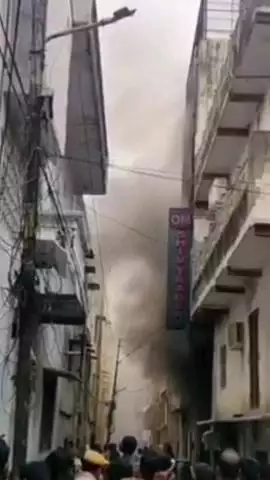 जयपुर: नाहरगढ़ थाना इलाके के गणगौरी बाजार स्थित प्लास्टिक के गोदाम में लगी भीषण आग, मौके पर पहुंची दमकल