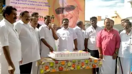 தருமபுரி: முன்னாள் முதல்வர் கலைஞரின் 102வது பிறந்தநாள் விழா - உழவர் சந்தையில் ஆ.மணி MP தலைமையில் கேக் வெட்டி கொண்டாடப்பட்டது