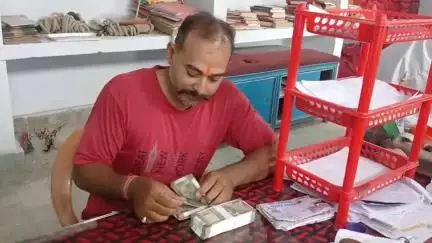 बेतिया: बेतिया पुलिस ने लूट के ₹2 लाख बरामद कर कोर्ट के आदेश पर पीड़ित को सौंपे