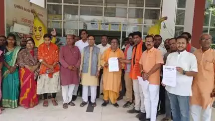 बुरहानपुर नगर: अंसार नगर स्थित हनुमान मंदिर के पास से अतिक्रमण हटाने की मांग को लेकर क्षेत्रवासियों ने कलेक्टर को दिया ज्ञापन