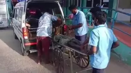 ராசிபுரம்: தண்ணீர் பந்தல் காடு அருகே டிராக்டர் மீது டூவீலர் மோதியதில் ஒருவர் உயிரிழப்பு மூன்று பேர் படுகாயம் அடைந்தனர்