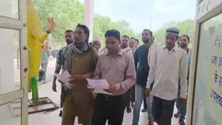 बुरहानपुर नगर: गांधी चौक पर ठेला लगाने वाले दुकानदारों ने कलेक्टर को दिया ज्ञापन, की हॉकर्स जोन बनाने की मांग