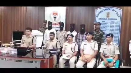 आदित्यपुर गम्हरिया: SP ने कार्यालय में प्रेस कॉन्फ्रेंस कर सालडीह बस्ती गोलीकांड का किया खुलासा, अवैध हथियारों के साथ 4 गिरफ्तार