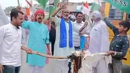 रुन्नी सैदपुर: रुन्नीसैदपुर में हेल्थ मिनिस्टर का पुतला फूंका गया, PMCH में इलाज के अभाव में रेप पीड़िता की मौत का मामला