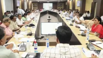 पठारी: सीएम हेल्पलाइन शिकायतों का समय सीमा में निपटारा करने के लिए कलेक्टर ने अधिकारियों को दिए निर्देश