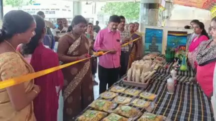 அகஸ்தீஸ்வரம்: வடசேரி பேருந்து நிலையத்தில் மகளிர் சுய உதவிக் குழுவினரின் கண்காட்சியை மாவட்ட ஆட்சியர் திறந்து வைத்தார்