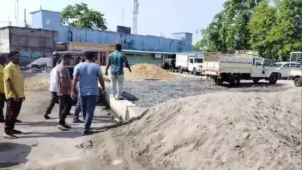 ବୌଦ୍ଧ ସଦର: ସ୍ଥାନୀୟ ବସଷ୍ଟାଣ୍ଡରେ ନିର୍ମାଣ କାର୍ଯ୍ୟ ଅଧପନ୍ତରିଆ ଯୋଗୁଁ ସମସ୍ୟା ଭୋଗୁଥିବା ଅଭିଯୋଗ କଲେ ଟାକ୍ସି ଓ ଅଟୋ ଚାଳକ #jansamasya
