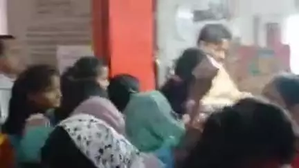 बल्दीराय: धनपतगंज महावीर मंदिर पर श्रद्धालुओं की उमड़ी भीड़, श्रद्धालु कर रहे हैं बजरंगबली का दर्शन