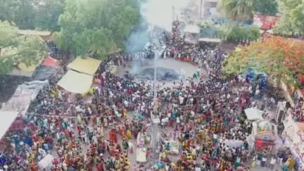 திண்டிவனம்: பாங்கொளத்தூர் ஸ்ரீமன்னாத சுவாமி சமேத ஸ்ரீ பச்சைவாழி அம்மன் ஆலய பிரம்மோற்சவ  தீமிதி திருவிழா உற்சவத்தில் 5 ஆயிரத்திற்கும் மேற்பட்ட பக்தர்கள் கலந்து கொண