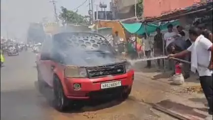 रोहतक: रोहतक दिल्ली रोड पर जाट भवन के पास रेंज रोवर कार में लगी आग, वीडियो वायरल