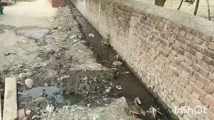 कुर्था: धमौल महादलित टोला में आंगनवाड़ी केन्द्र के चारों तरफ बजबजाते नाली के पानी छोटे छोटे बच्चे परेशान#jansamasya