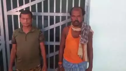 पुपरी: पुपरी शहर के बैलहाट में पुलिस ने नशापान कर रहे पति-पत्नी को किया गिरफ्तार