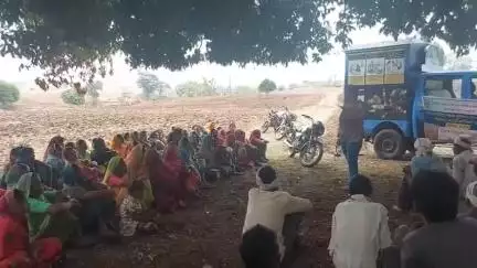 बालविवाह झाल्यास काय दुष्परिणाम होतात हे नंदिनी जाधव यांनी गावातील लोकांची सभा घेऊन समजून सांगितले