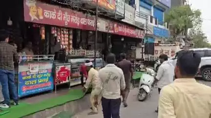 झज्जर: झज्जर शहर में ट्रैफिक पुलिस ने परिषद के साथ मिलकर अवैध कब्जाधारी दुकानदारों पर चलाया अतिक्रमण हटाओ अभियान