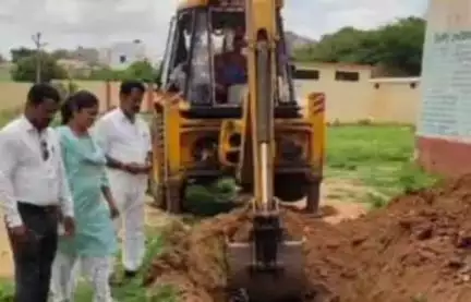 కళ్యాణదుర్గం: ఎమ్మెల్యే సొంత నిధులతో కళ్యాణదుర్గం లోని కోటవీధిలో  బాలికల పాఠశాల అభివృద్ధి పనులు ప్రారంభం