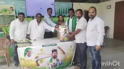 వేములవాడ: మారుపాక గ్రామంలో నాణ్యమైన విత్తనం రైతన్నకు నేస్తం కార్యక్రమం, రైతులకు విత్తనాల పంపిణీ