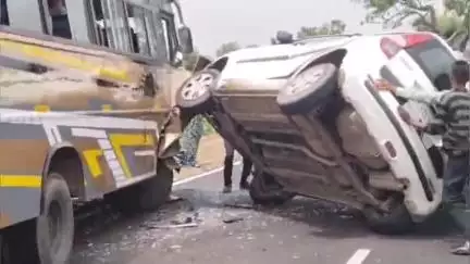 खरगौन: ग्राम अंदड़ में ओवरटेक करते समय यात्री बस से टकराई तेज़ रफ़्तार कार, 3 लोग हुए घायल