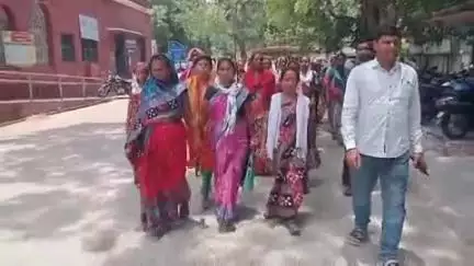 ସୁନ୍ଦରଗଡ ସହର: ବେଆଇନ ଦେଶୀ ମଦ କାରବାର ବନ୍ଦ ଦାବିରେ ତଳସରା ରାଉଲଡେଗା ଗ୍ରାମବାସୀ ଜିଲ୍ଲାପାଳଙ୍କୁ ଦେଲେ ଦାବିପତ୍ର