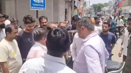 શહેરની મનપા ટીમ દ્વારા દીવાનપરા સહિતના વિસ્તારમાં દબાણ હટાવતા વેપારીઓ દ્વારા વિરોધ કરાયો
