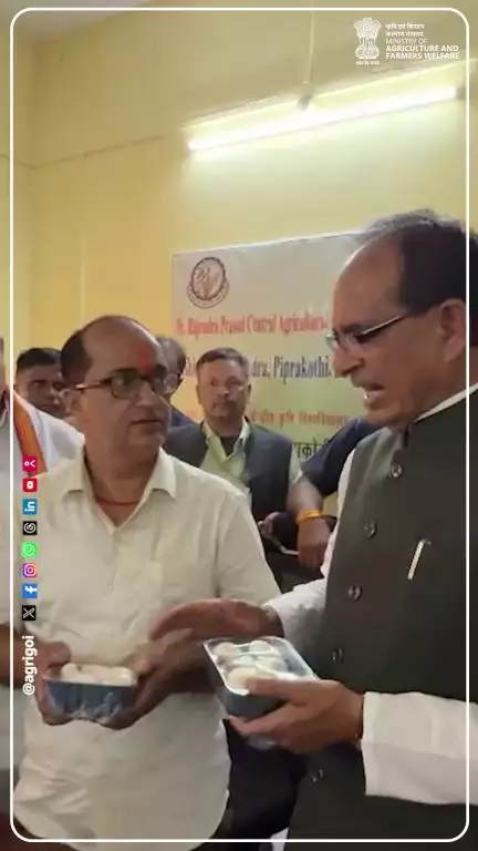 माननीय केंद्रीय कृषि मंत्री ने मशरूम किसान से की बातचीत, नवाचारों व अनुभवों की ली जानकारी। 

#ViksitKrishiSankalp2025