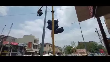 હિંમતનગર: હિંમતનગર શહેરમાં લગાવેલ ટ્રાફિક સિગ્નલો બંધ હાલતમાં હતા જેને હવે પાલિકા દ્વારા કાર્યરત કરવાની કામગીરી હાથ ધરી.
