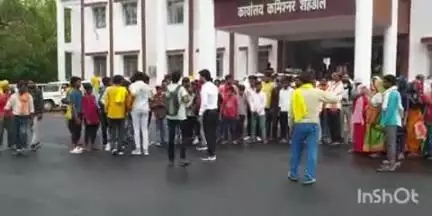 सोहागपुर: ग्राम पंचायत पोंगरी के ग्रामीणों ने कमिश्नर कार्यालय में कमिश्नर को अपनी मांगों का ज्ञापन सौंपा