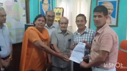 अल्मोड़ा: साह-चौधरी समाज ने नगर निगम मेयर को सौंपा ज्ञापन, कहा- स्व. बिशनी देवी साह के नाम पर हो नवनिर्मित पार्किंग स्थल
