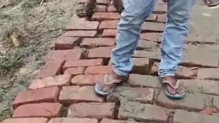 বালুরঘাট: মারগ্রামে ৫৫ মিটার নতুন রাস্তার কাজে নিম্নমানের সামগ্রী ব্যবহারের অভিযোগ তুলেছেন স্থানীয়রা। #janasamsya