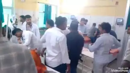 मिर्ज़ापुर: जयापुर गांव में पुश्तैनी जमीन के विवाद में दो पक्षों के बीच हुई मारपीट, जमकर चले लाठी-डंडे, आठ लोग हुए जख्मी